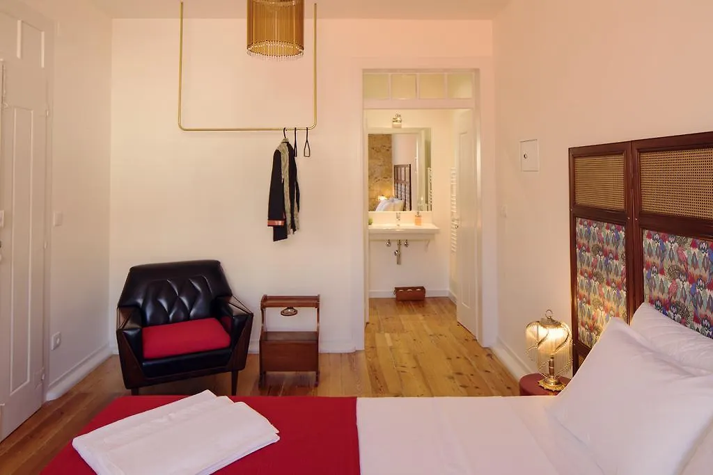 Lisbon Calling Rooms & Studio 3*,