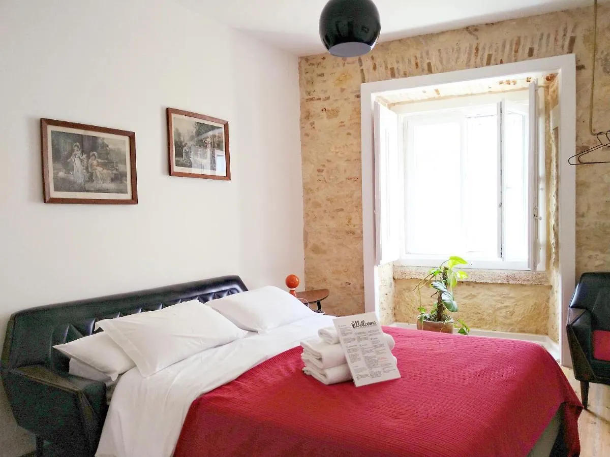 Lisbon Calling Rooms & Studio 3*,