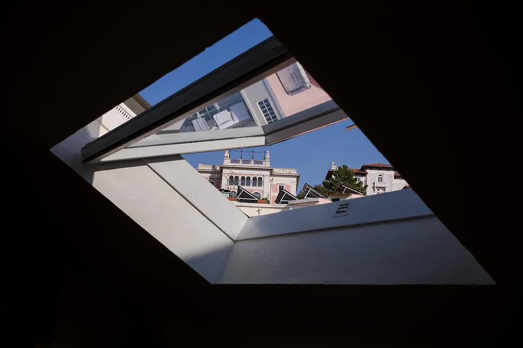 Lisbon Calling Rooms & Studio 3*,